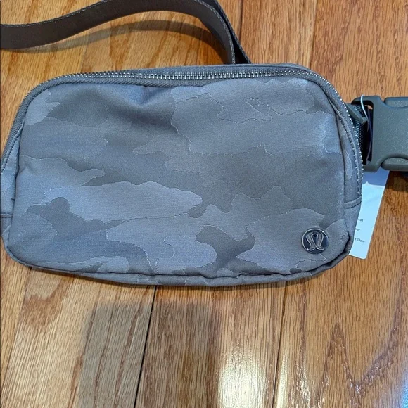NWT Lululemon Athletica Camo Belt Bag - Picture 1 of 3